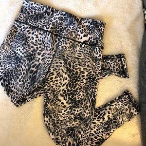 Betsy Johnson Like New Leopard Leggings